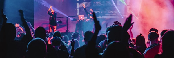 雨燕足球铁粉聚集地社区 - 球迷互动讨论与交流的热烈场景